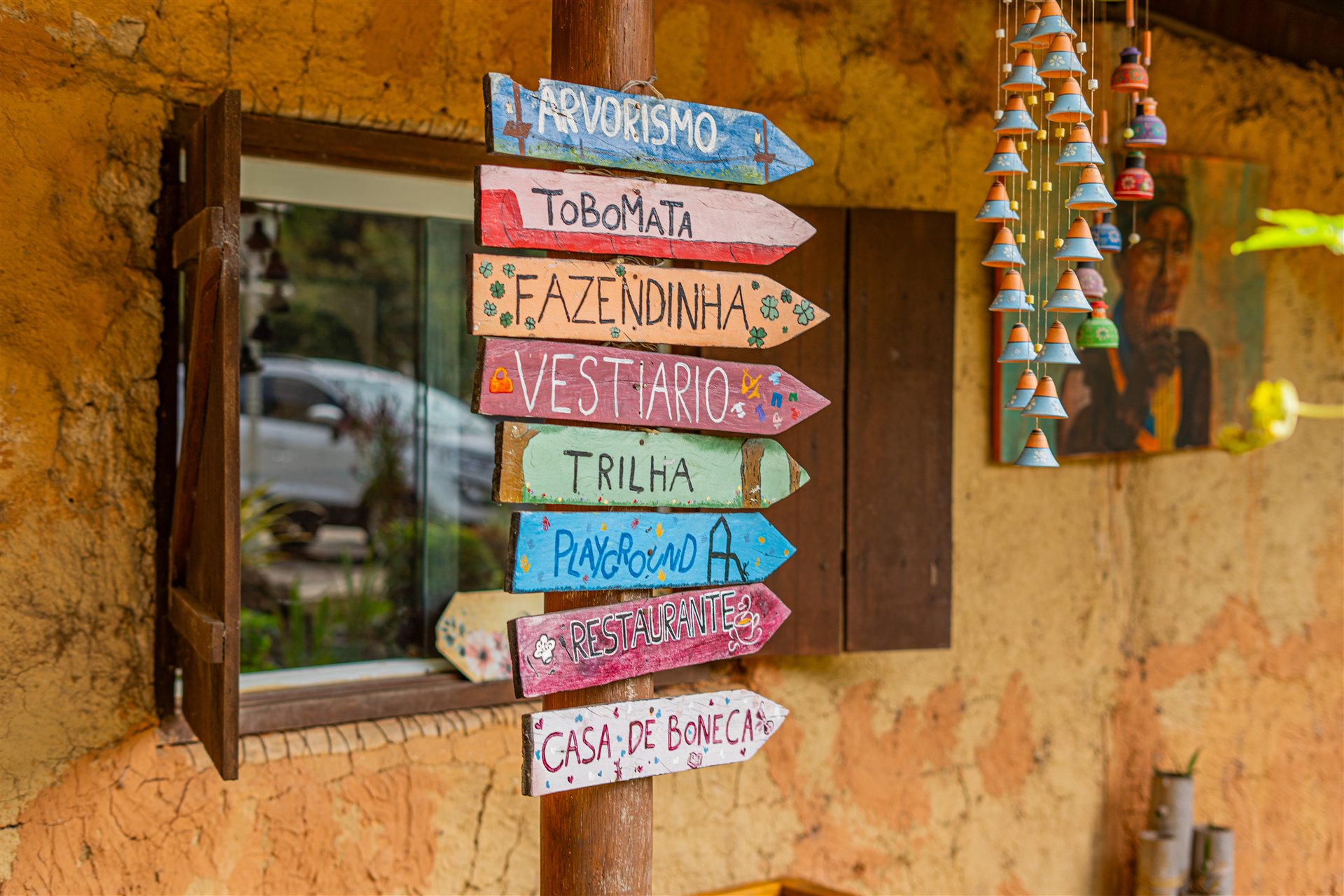 Placas coloridas indicando as atrações rurais da Aldeia